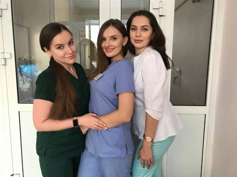 На фото — врачи 6-й больницы, которые все два года пандемии работали в красной зоне: терапевт, офтальмолог и заведующая гастроэнтерологическим отделением. Сейчас мы покажем вам этих прелестных докторов по отдельности | Источник: пресс-служба больницы № 6