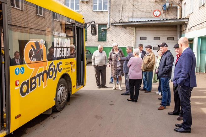 Новенький автобус ждал своих пассажиров | Источник: Кирилл Поверинов