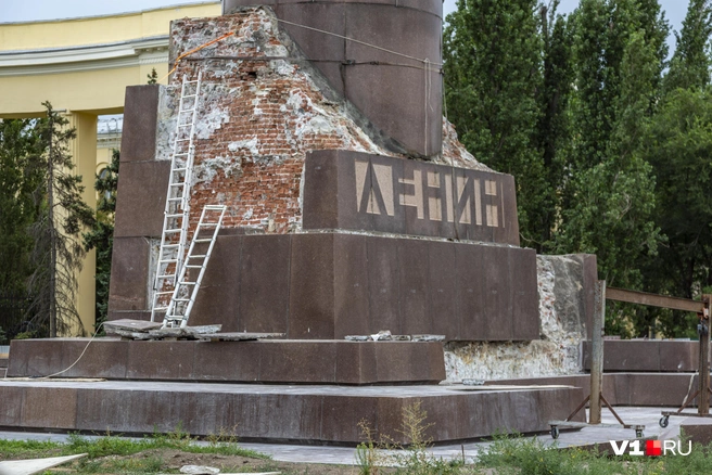 Постамент опутан проводами и веревками | Источник: Константин Завриков / V1.RU