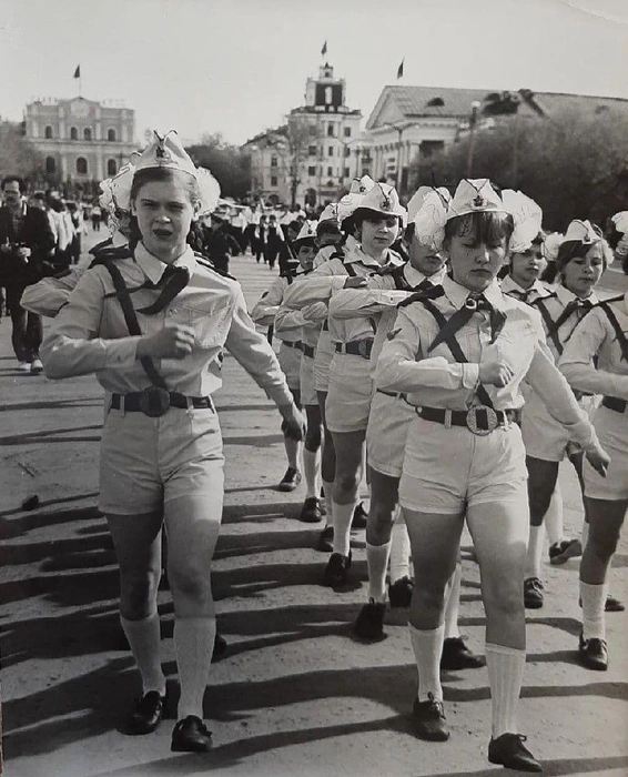 Пионеры на площади им. Ленина в г. Кургане во время первомайской демонстрации. 1980-е гг. | Источник: Комитет по делам архивов Курганской области
