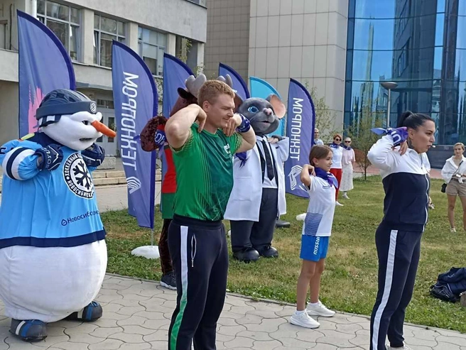 Участниками зарядки стали представители органов власти, городских компаний, спортсмены и обычные жители | Источник: www.nso.ru