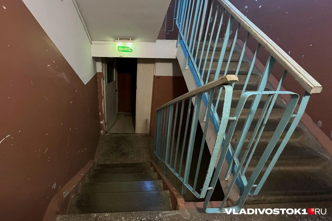 В подъезде остались малозаметные следы, напоминающие пятна крови | Источник: Елена Буйвол / VLADIVOSTOK1.RU