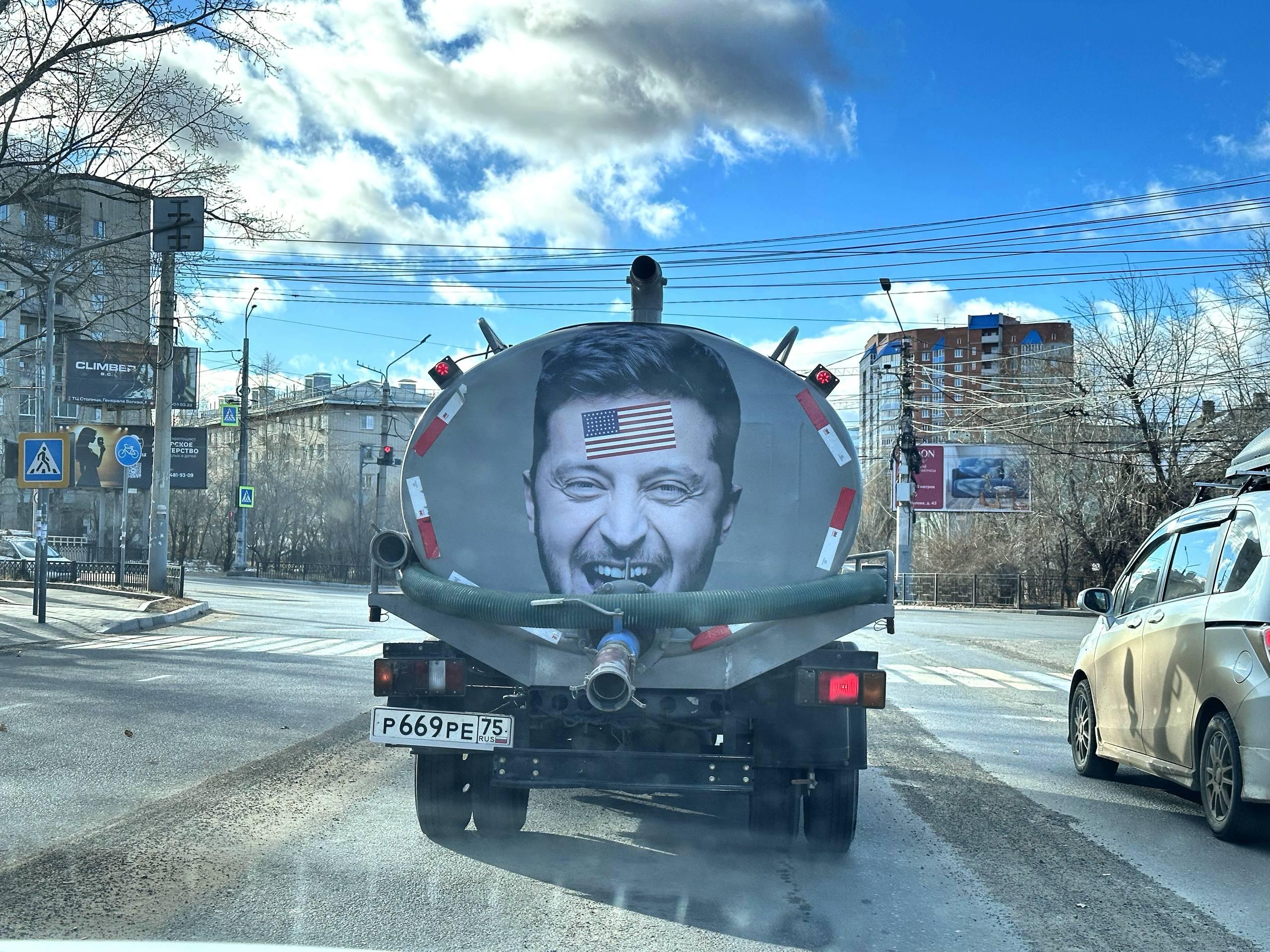 Ассенизаторскую машину с портретом Зеленского заметили в Чите