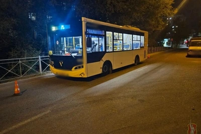 В Волгограде автобус сбил школьника на остановке