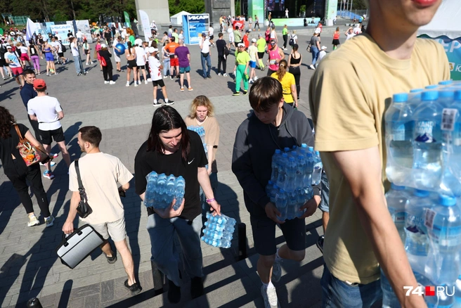 Так что организаторы основательно запаслись водой | Источник: Михаил Шилкин