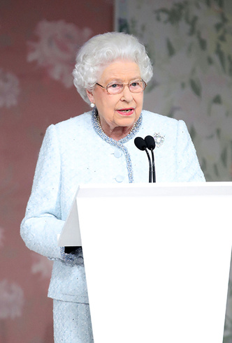 Впервые в жизни: Королева Елизавета II посетила модный показ