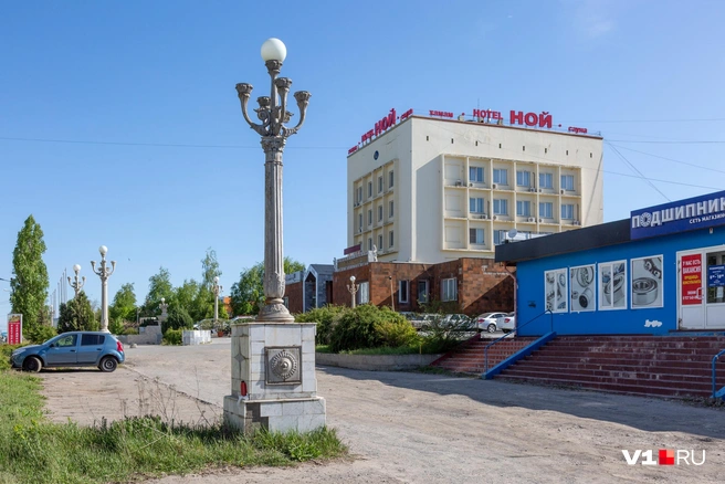 Администрация Волгограда считает, что эти столбы&nbsp;были изготовлены на заказ каким-то частным лицом | Источник: Константин Завриков / V1.RU