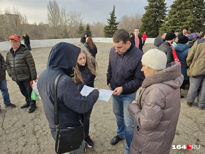 После митинга коммунисты изучают предложения саратовцев | Источник: Семен Коротов-Майбах / 164.RU