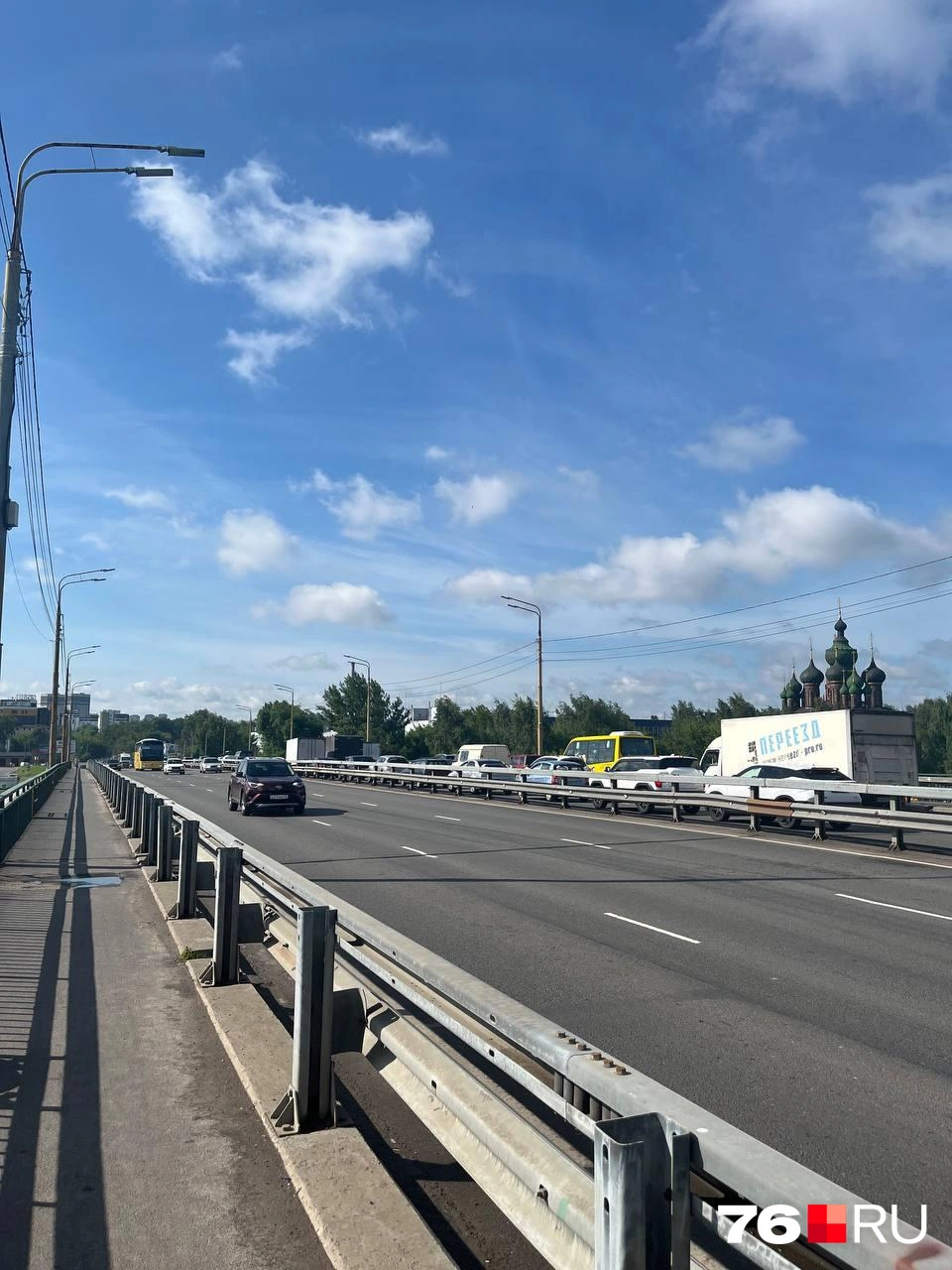 Автомобилисты встали в пробку на Толбухинском мосту | Источник: читатель 76.RU