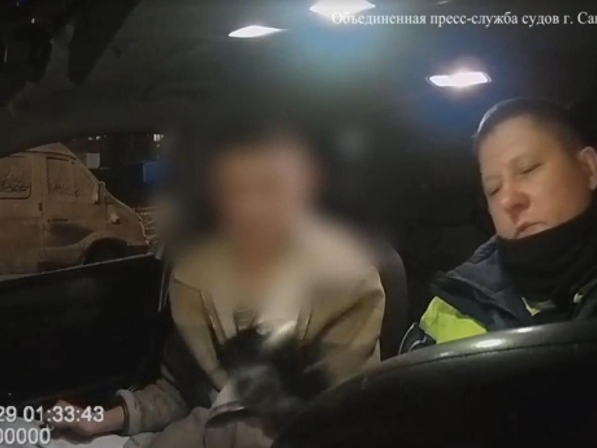 Боксёр устроил стендап в машине полиции