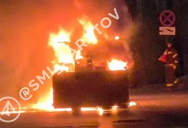 Полыхающий трактор | Источник: @smi_saratov