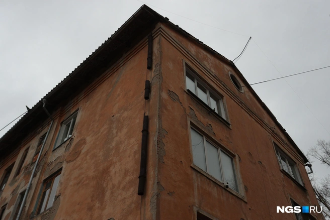 Снаружи дом выглядит ветхим и даже заброшенным | Источник: Андрей Бортко / NGS.RU