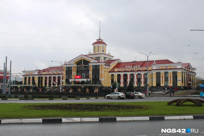 Значительная часть гостей Новокузнецка видят эту башню со шпилем сразу по приезду в город — на здании вокзала | Источник: Игорь Епифанцев / NGS42.RU