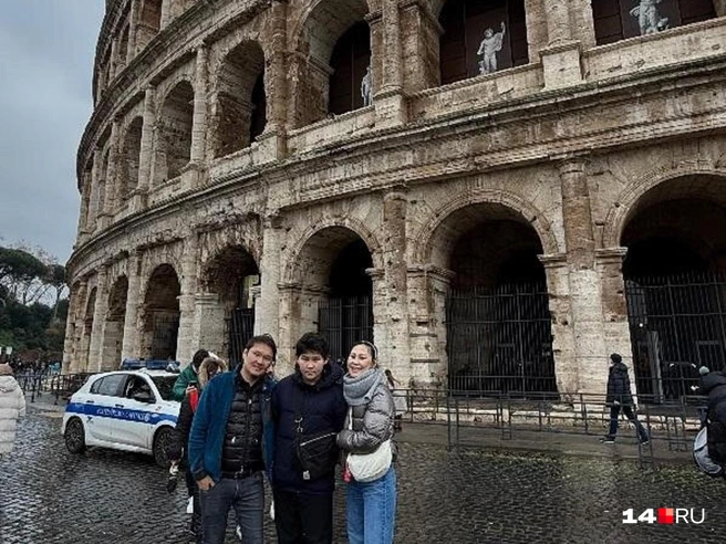 Женя уже вырос и фотографироваться больше не любит. Это одна из редких фотографий с родителями во время поездки в Европу | Источник: Вида Ефремова