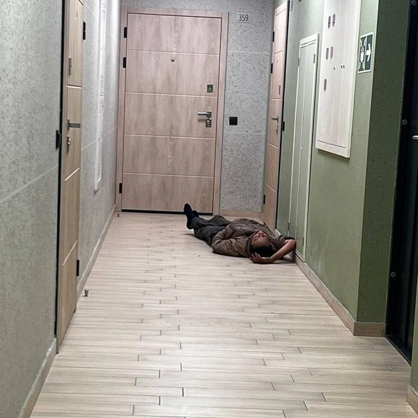 Бездомную заметили в коридоре подъезда, а после на диване в фойе | Источник: предоставлено местными жителями
