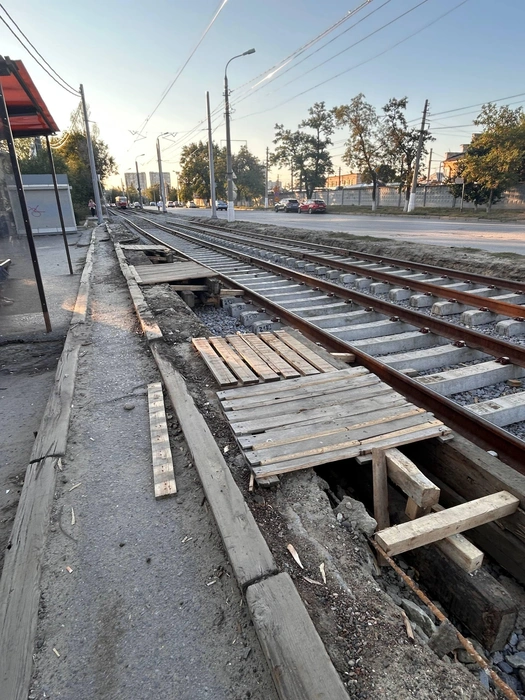 Переходные мостики сооружали в буквальном смысле слова из подручных средств | Источник: читатели V1.RU
