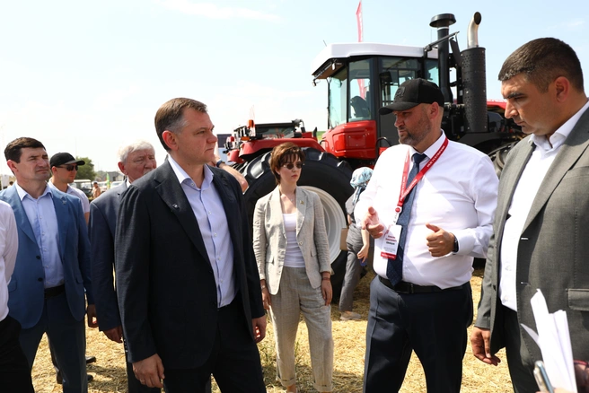 Первый заместитель генерального директора, директор центра продаж, маркетинга и сервиса Алексей Швейцов познакомил Юрия Слюсаря как с новинкой, так и с давними и любимыми донскими аграриями машинами | Источник: пресс-служба Югагромаш