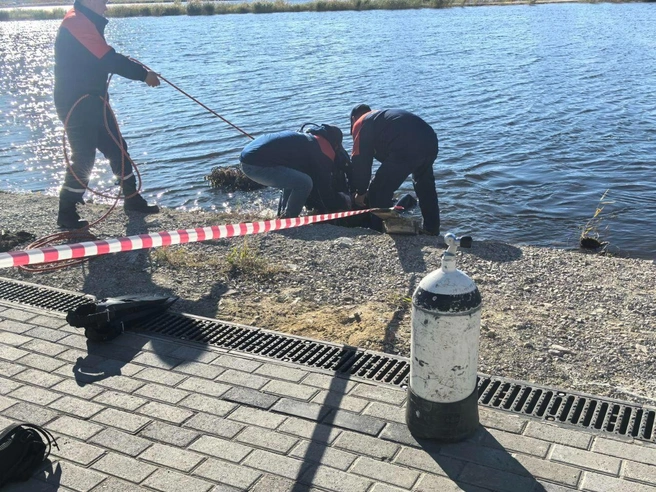 Тело парня вытащили на берег | Источник: Служба спасения Якутии / T.me