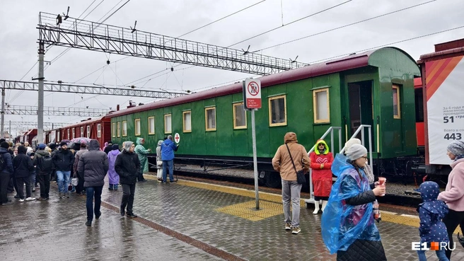 Также зрители могут зайти внутрь вагонов-музеев | Источник: Дмитрий Крисковец / E1.RU