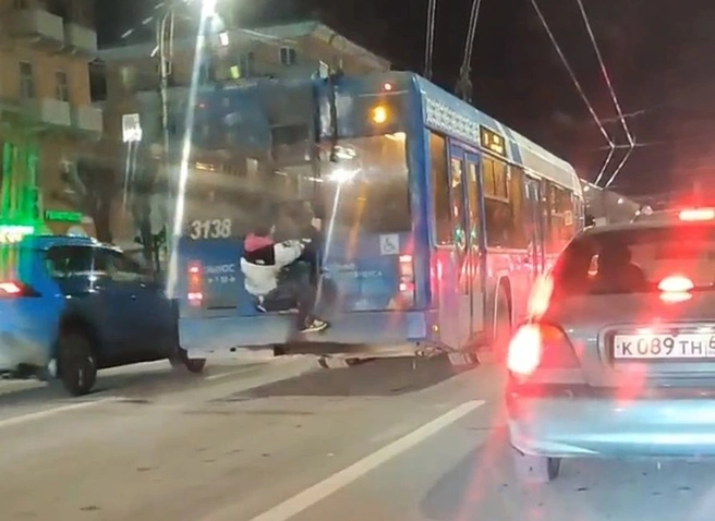 На Первомайском проспекте сняли на видео зацепера | ya62.ru