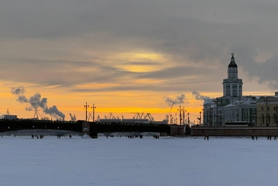 Жители Петербурга гуляют по льду Невы вопреки запрету
