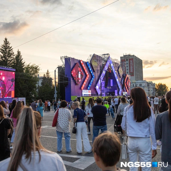 После гуляний по Любинскому проспекту все отправились на Соборную площадь. Ведь там вот-вот на сцену выйдет группа «5УТРА» | Источник: Кирилл Башинский / NGS55.RU 