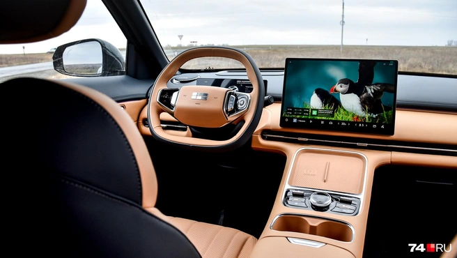 Салон отделан недорогим кожзамом (в Китае же это почти бюджетный автомобиль), но визуально приятен и удобен | Источник: Артем Краснов