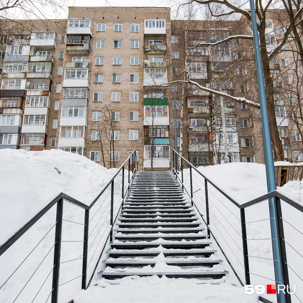 Спуск около панельки на Льва Шатрова, 33 | Источник: Тимофей Калмаков / 59.RU