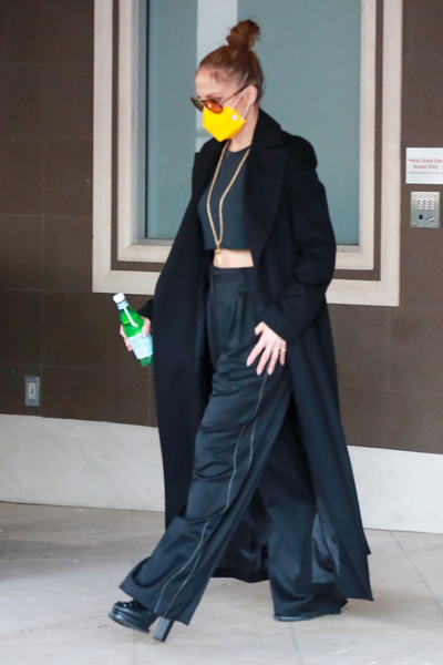 Чей образ круче: Джоли и Джей Ло вышли за покупками в идеальных черных пальто