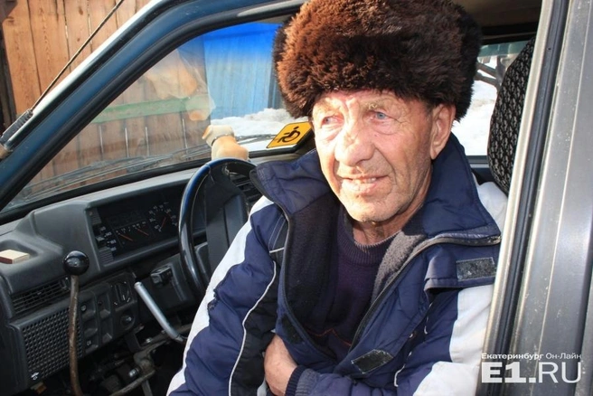 Виктор Южаков иногда таксует на своей старой "девятке"
| www.e1.ru