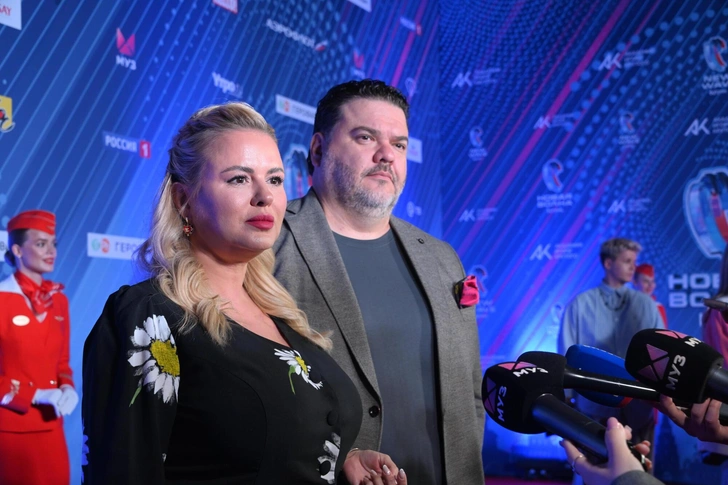 Анна Семенович и Денис Шреер | www.starhit.ru