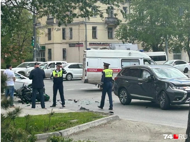 «Скорая» долго стояла на месте происшествия | Источник: читатель 74.RU