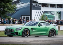 Mercedes-AMG выпустил модный спорткар, приспособленный для городских дорог