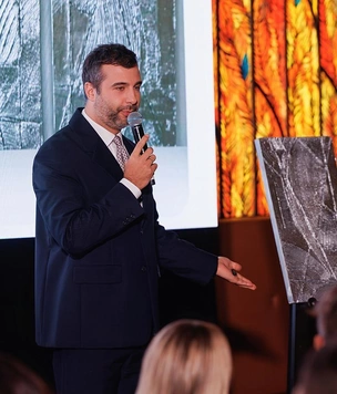 Иван Ургант провел аукцион Центра лечебной педагогики в баре «Шаляпин»