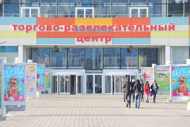Экономист считает, что закрытие магазинов в таком количестве — нормальное явление | Источник: Артем Ленц / NGS24.RU
