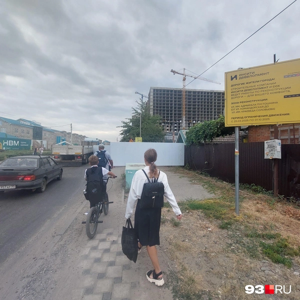 На подступах к забору со стороны Тополькового переулка | Источник: Максим Дмитриев / 93.RU