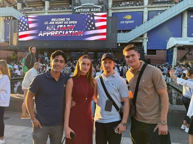 Максим Шабанов (второй справа) уже добрался до США  | Источник: Winners Hockey Agency / t.me