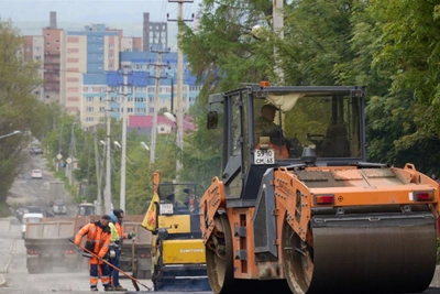 В Южно-Сахалинске продолжают ремонтировать дороги
