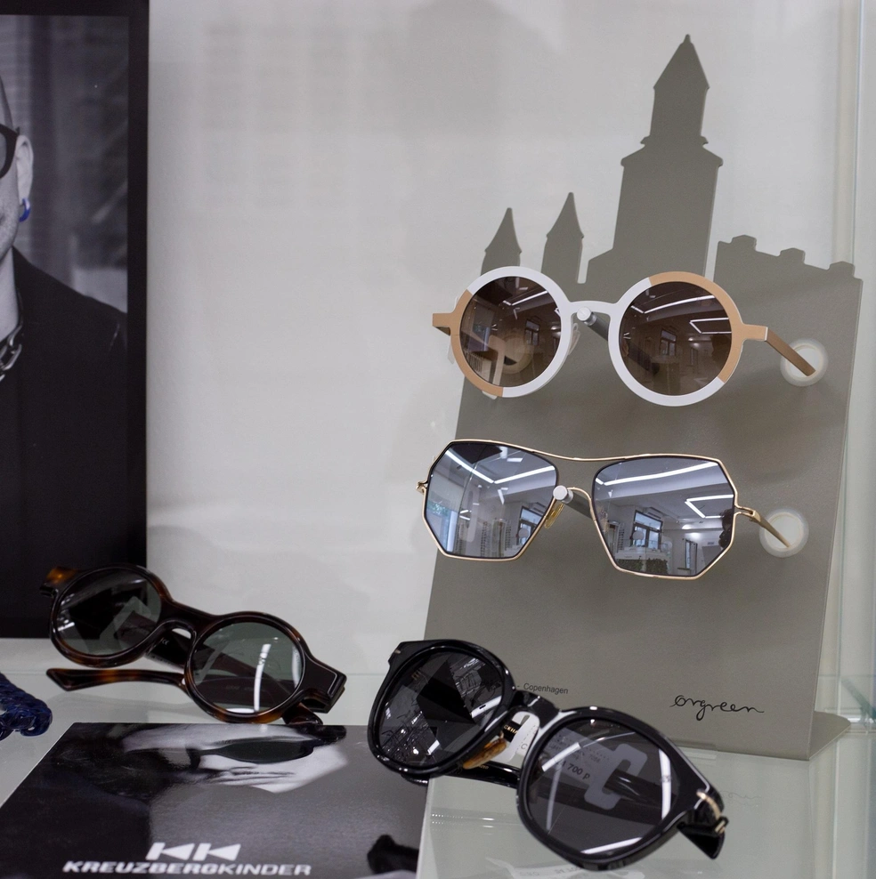 На фото очки от Eyewear by David Beckham, Kreuzbergkinder, Orgreen | Источник: «Очкофф»