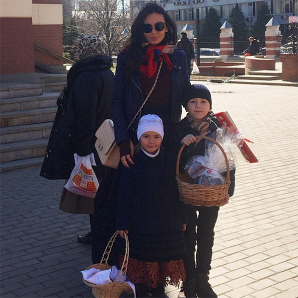 Инна Жиркова с детьми по дороге в храм
