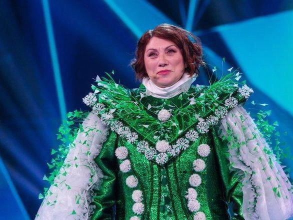 В феврале 2026 года Сябитова появилась в музыкальном шоу «Маска» в костюме Одуванчика, но ведущие узнали её по характерной манере исполнения. | Источник: кадр из шоу «Маска», телеканал НТВ, 2026 год