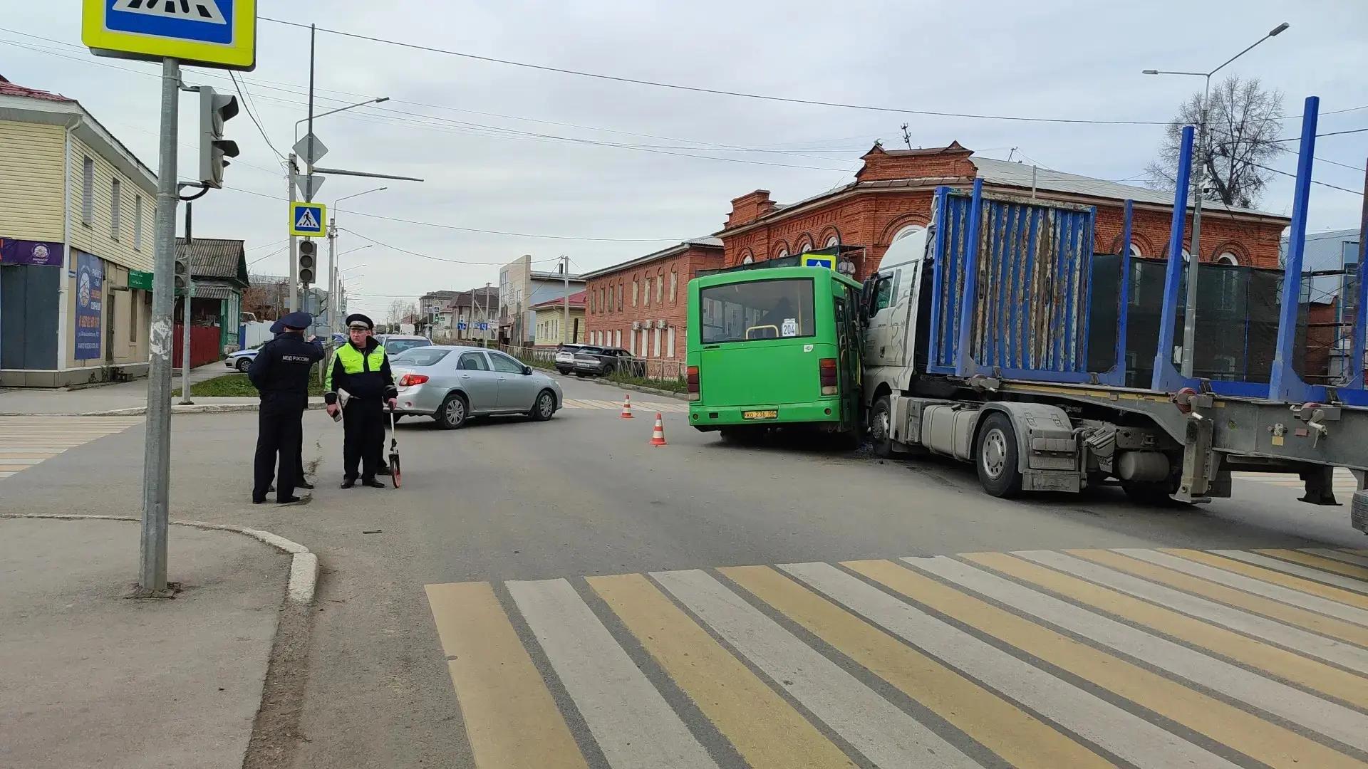 В уральском городе грузовик протаранил автобус с пассажирами. Среди пострадавших — ребенок