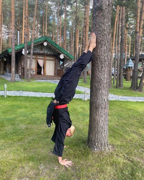 Кудикова занимается боевыми искусствами, большим теннисом, верховой ездой