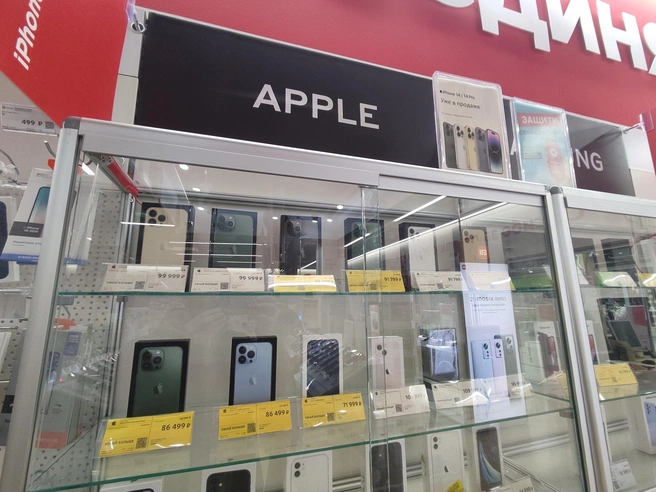 В «М.Видео» стенд с телефонами Apple скромный