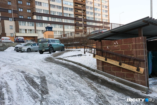 Но вообще жильцы этих домов недавно прикрутили к мусорке своеобразные перила, чтобы хоть как-то взбираться на эту горку | Источник: Ксения Филимонова / «ИрСити»