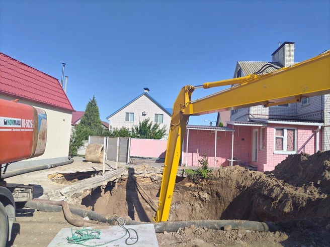 Двор частного дома превратился в стройплощадку | Источник: читатели V1.RU