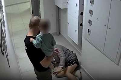 Опубликовано видео нападения на женщину с ребенком в подъезде