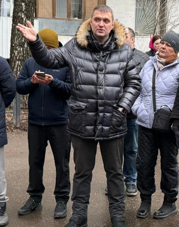 Ян Гусев во время обхода по Тропарево-Никулино | Источник: управа района Тропарево-Никулино / Vk.com