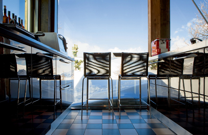 Кухня — прекрасная смотровая площадка для любования видами. У окна — стулья Net от Bontempi Casa.