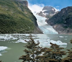 Ледник Серрано, как и все ледники мира, в течение последних ста лет неуклонно отступал. Еще в 1990-е нижняя его граница проходила на километр ближе к берегу идеально круглого моренного озера, образованного 10—15 тысячелетий назад